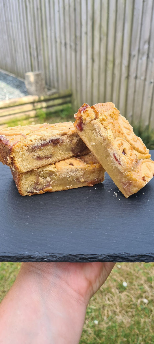 A white chocolate blondie topped and filled with jammie dodgers